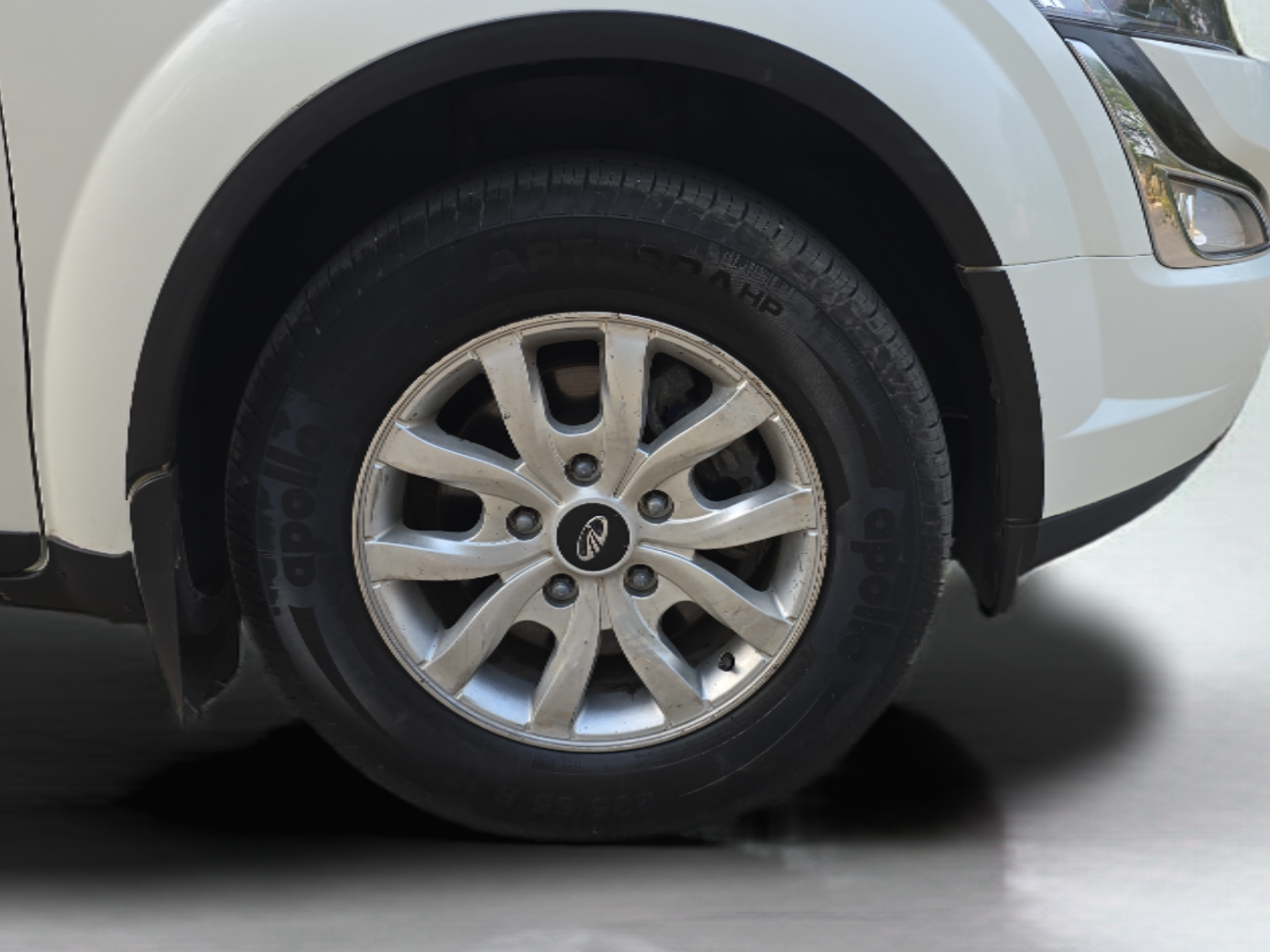 2017 Mahindra XUV500 W8 AT 1.99, Diesel, Automatic, 90,807 km, Right Front Wheel