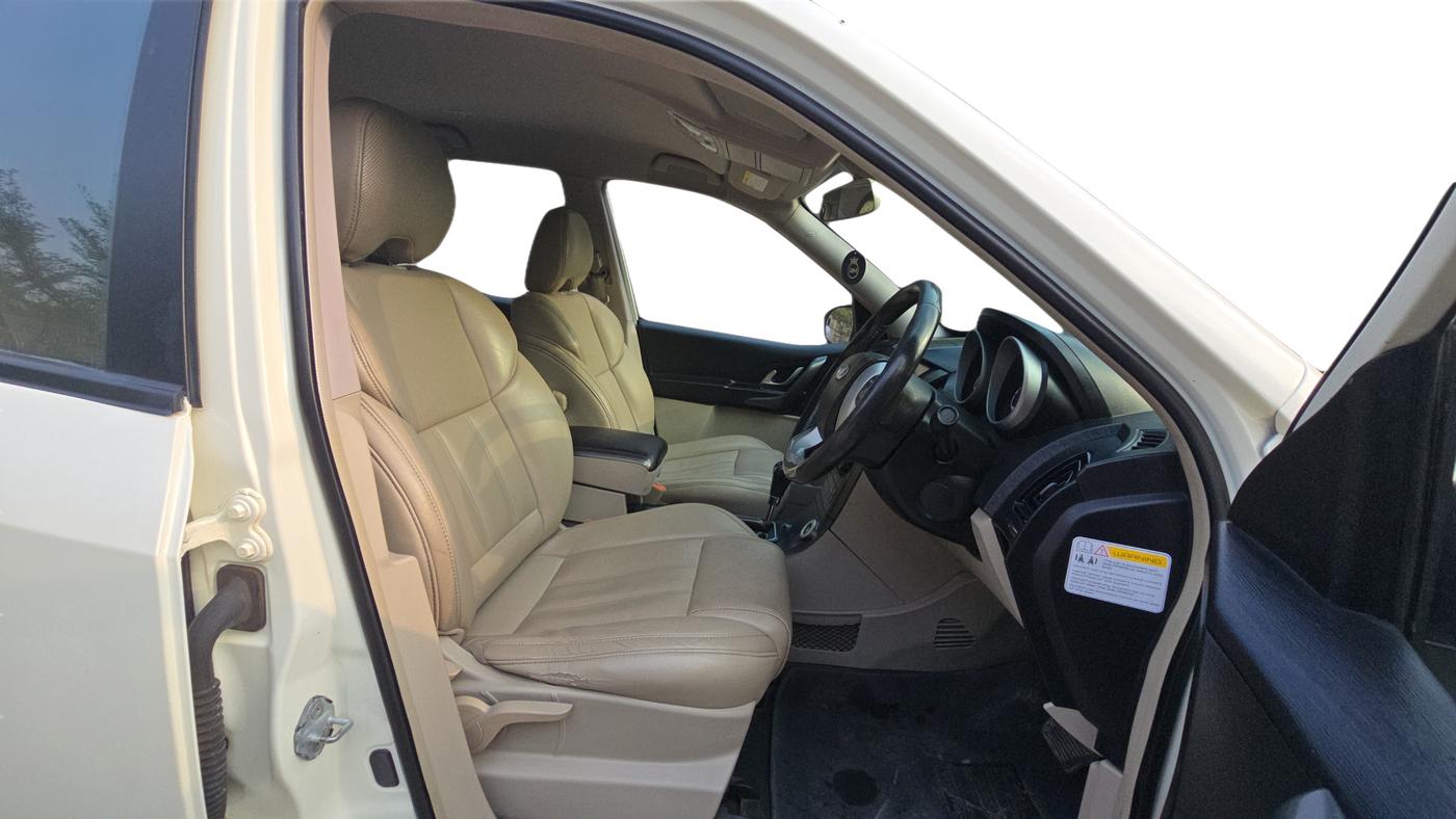 2017 Mahindra XUV500 W8 AT 1.99, Diesel, Automatic, 90,807 km, Right Side Front Door Cabin