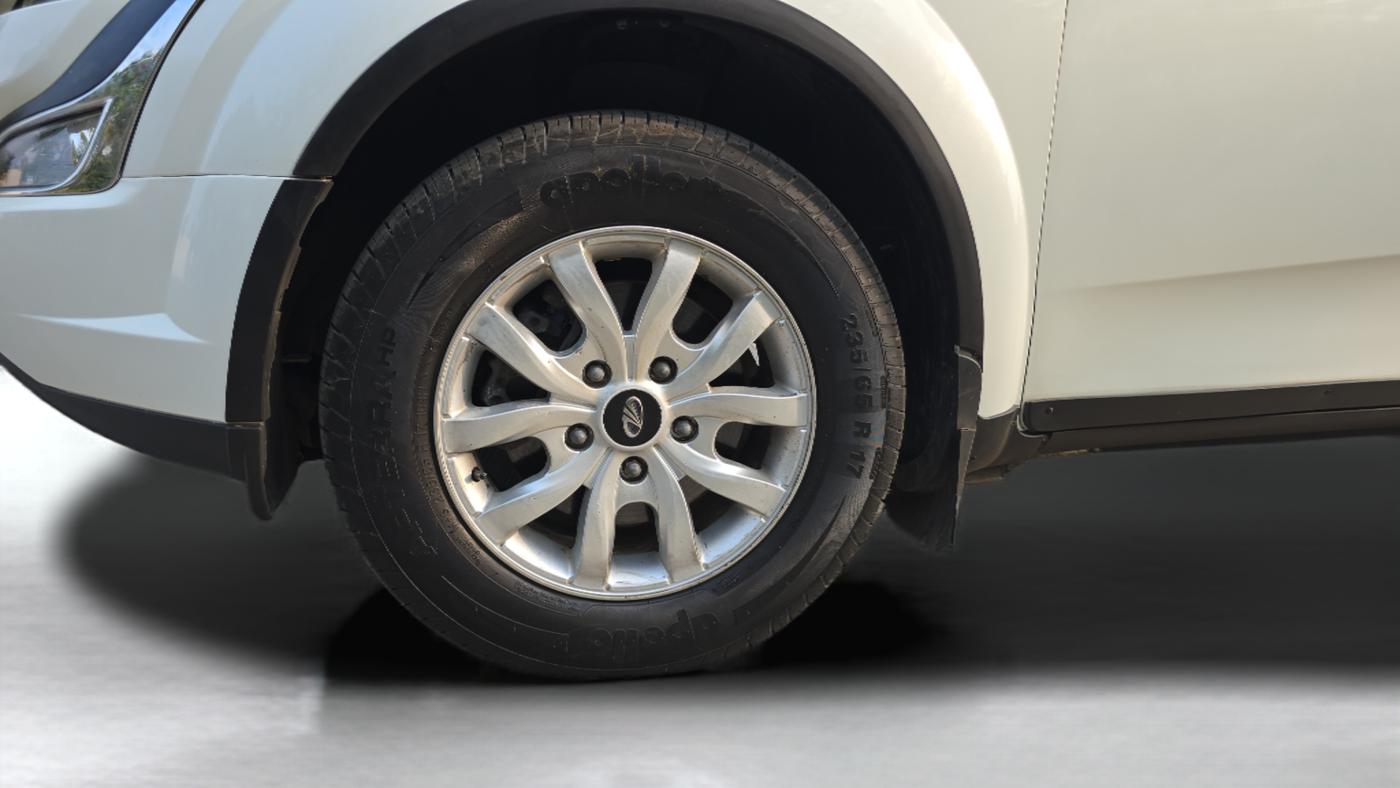 2017 Mahindra XUV500 W8 AT 1.99, Diesel, Automatic, 90,807 km, Left Front Wheel