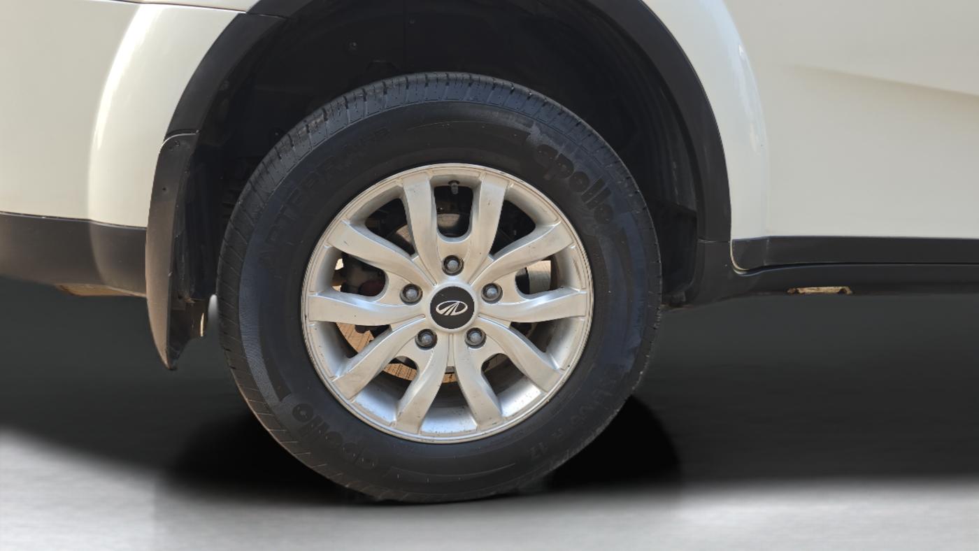 2017 Mahindra XUV500 W8 AT 1.99, Diesel, Automatic, 90,807 km, Right Rear Wheel