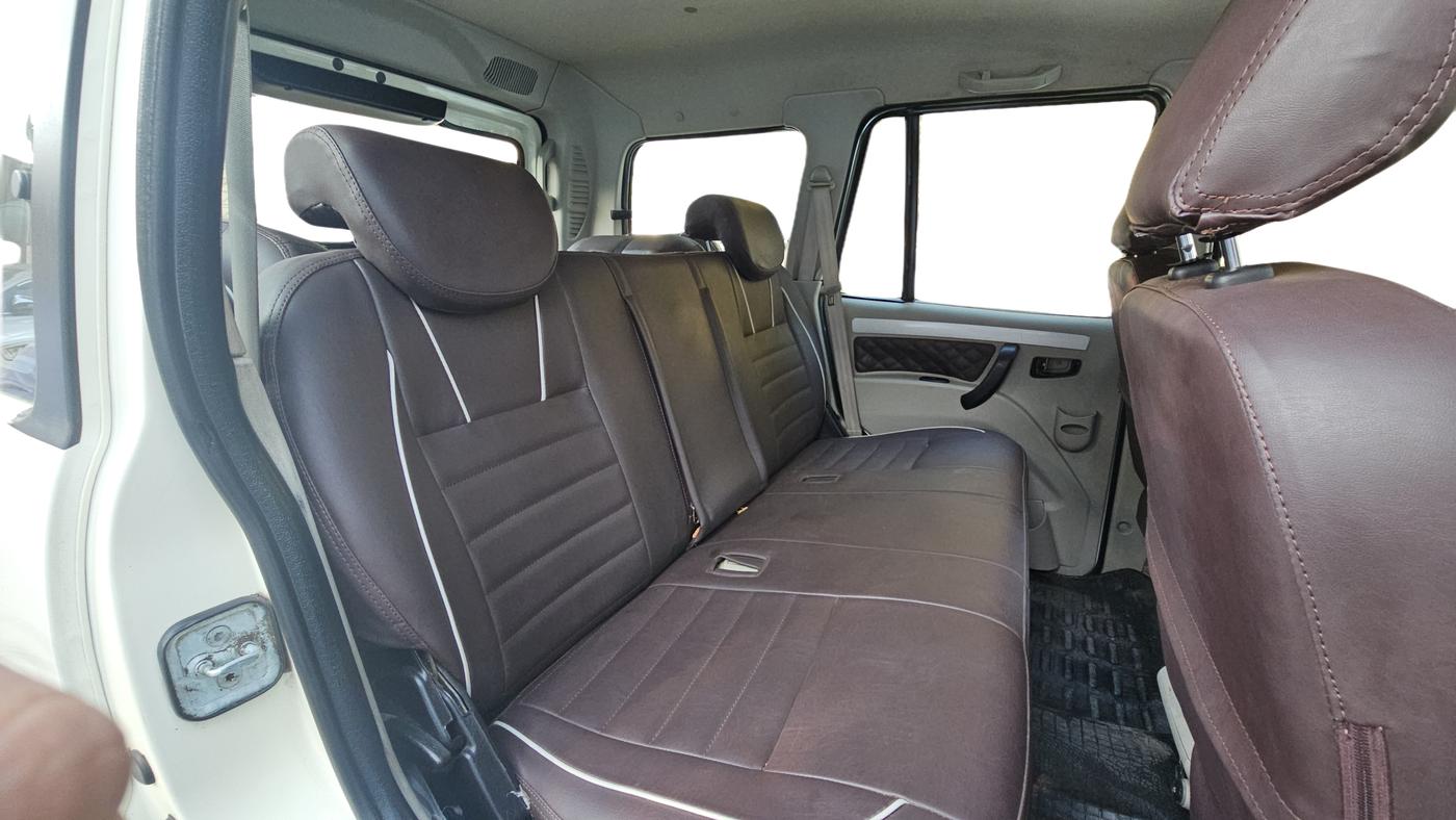 2016 Mahindra Scorpio S10 2WD INTELLI-HYBRID, Diesel, Manual, 65,634 km, Right Side Rear Door Cabin