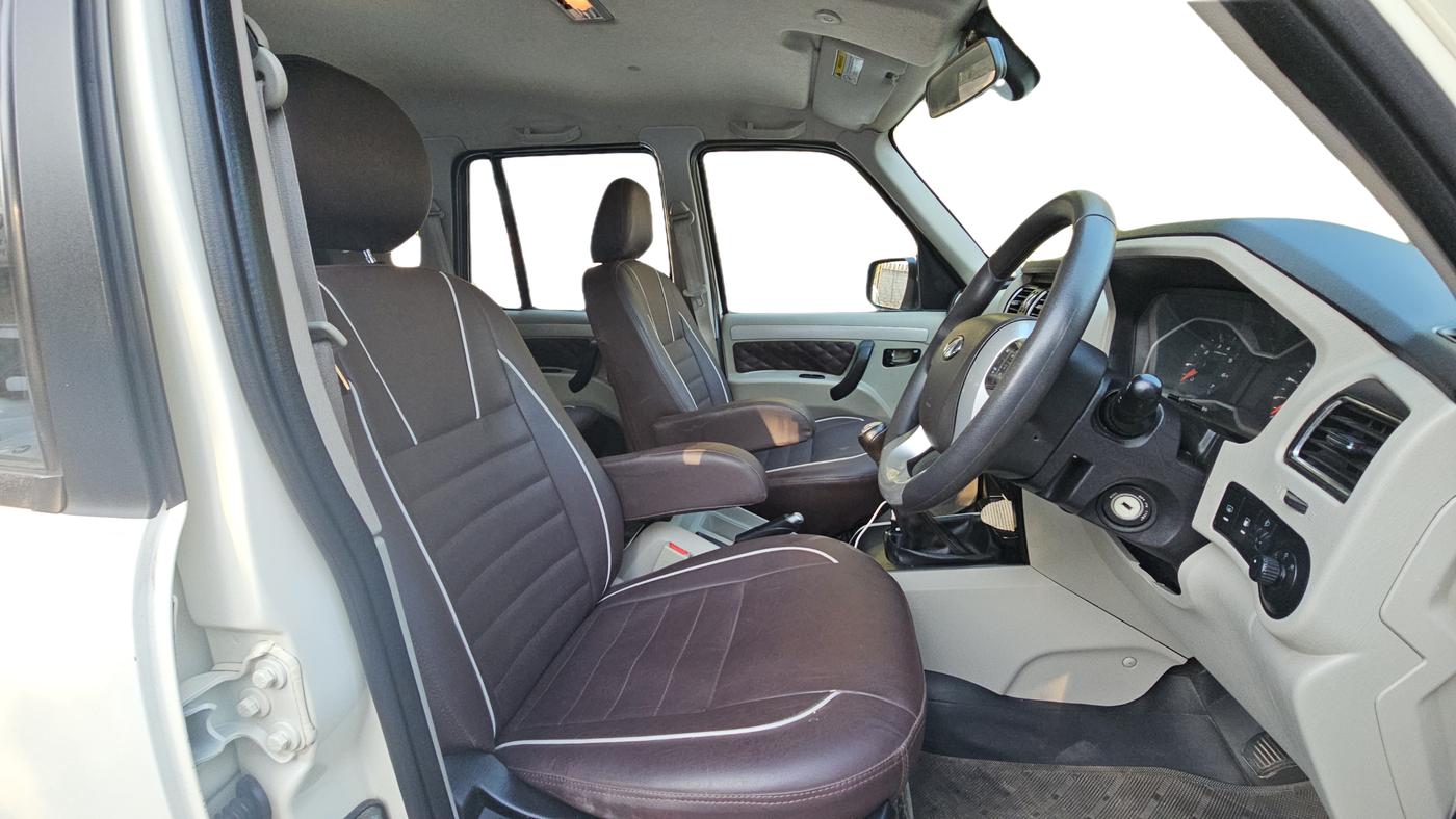 2016 Mahindra Scorpio S10 2WD INTELLI-HYBRID, Diesel, Manual, 65,634 km, Right Side Front Door Cabin