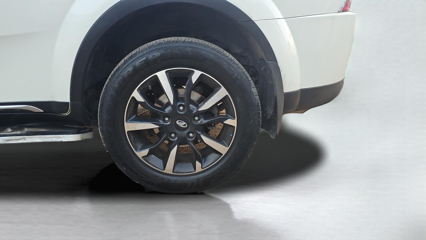 2018 Mahindra XUV500 W11(O), Diesel, Manual, 1,05,688 km, Left Rear Wheel