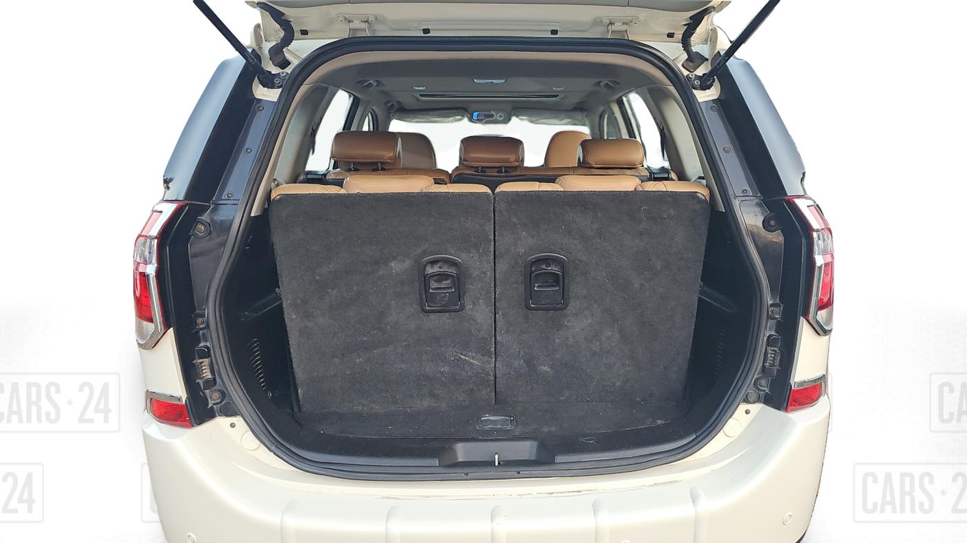 2018 Mahindra XUV500 W11(O), Diesel, Manual, 1,05,688 km, Boot Inside