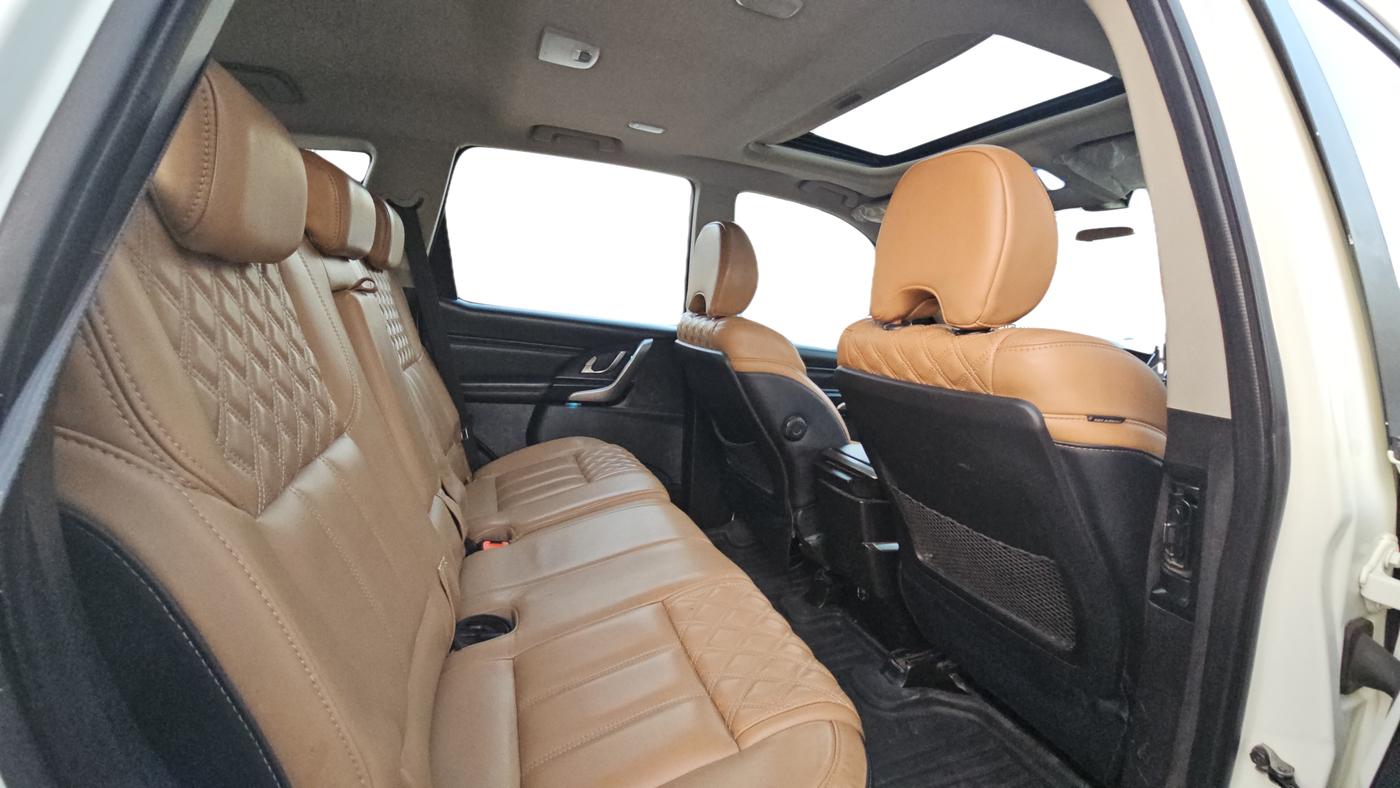 2018 Mahindra XUV500 W11(O), Diesel, Manual, 1,05,688 km, Right Side Rear Door Cabin