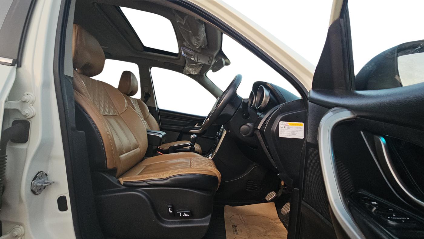 2018 Mahindra XUV500 W11(O), Diesel, Manual, 1,05,688 km, Right Side Front Door Cabin