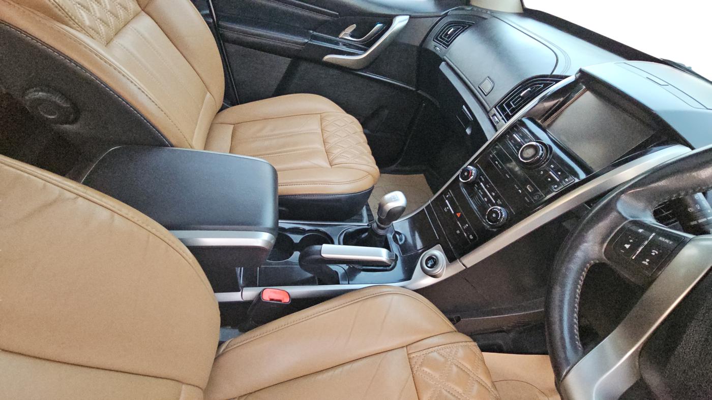 2018 Mahindra XUV500 W11(O), Diesel, Manual, 1,05,688 km, Gear Lever