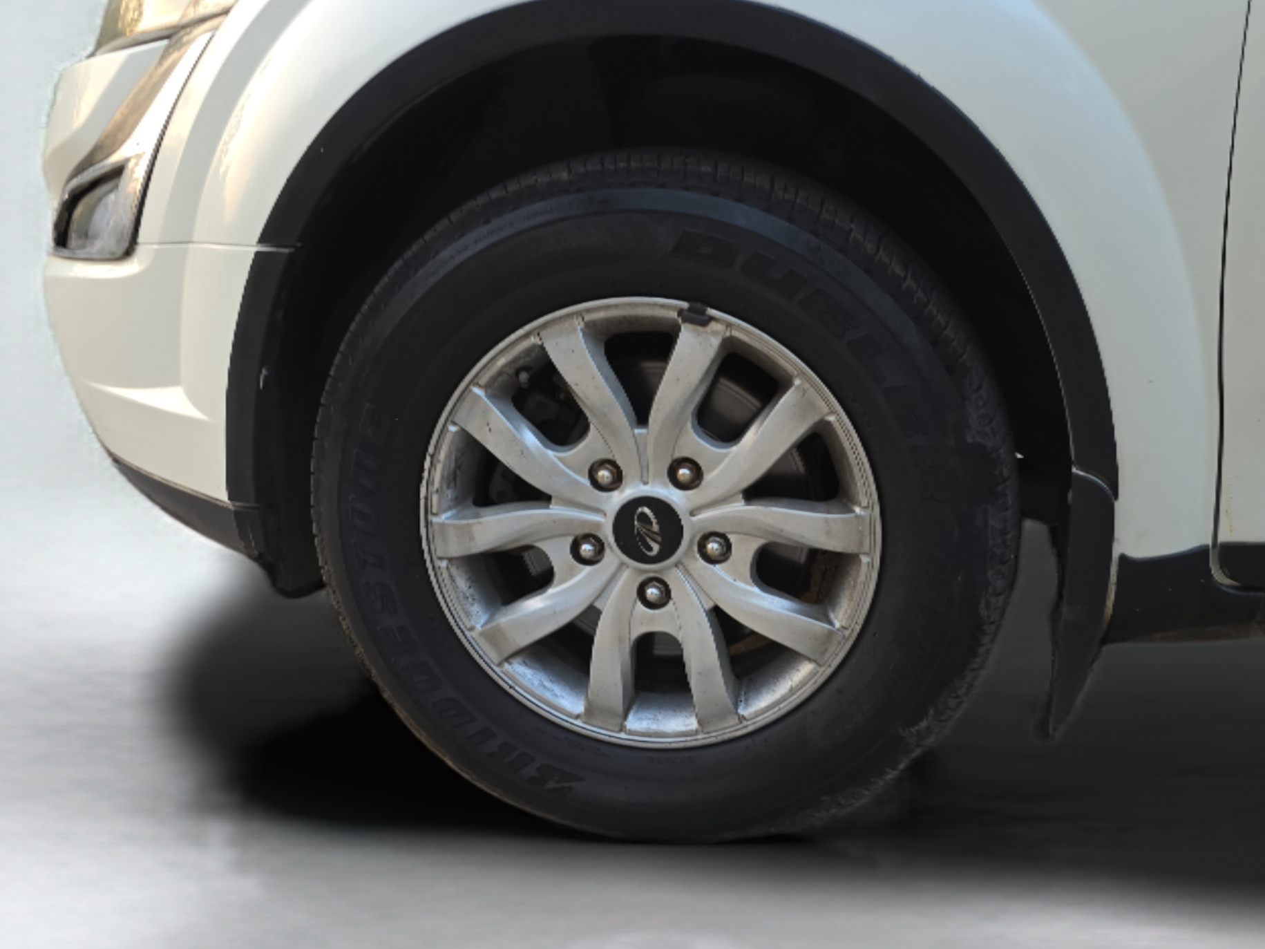 2015 Mahindra XUV500 W10, Diesel, Manual, 97,253 km, Left Front Wheel