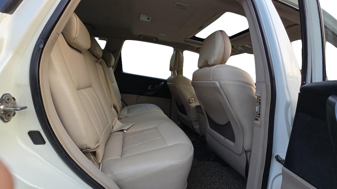 2015 Mahindra XUV500 W10, Diesel, Manual, 97,253 km, Right Side Rear Door Cabin