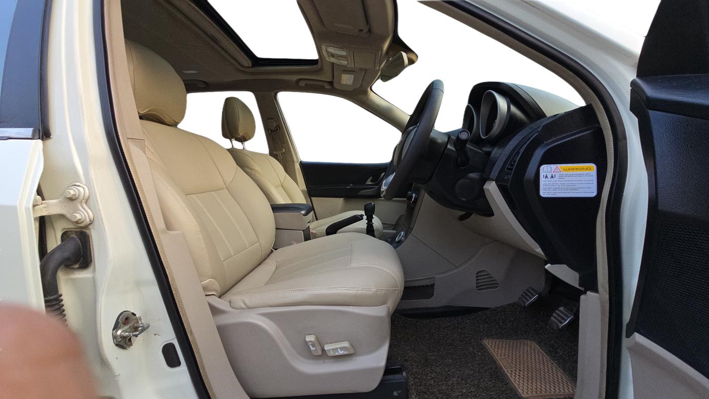 2015 Mahindra XUV500 W10, Diesel, Manual, 97,253 km, Right Side Front Door Cabin