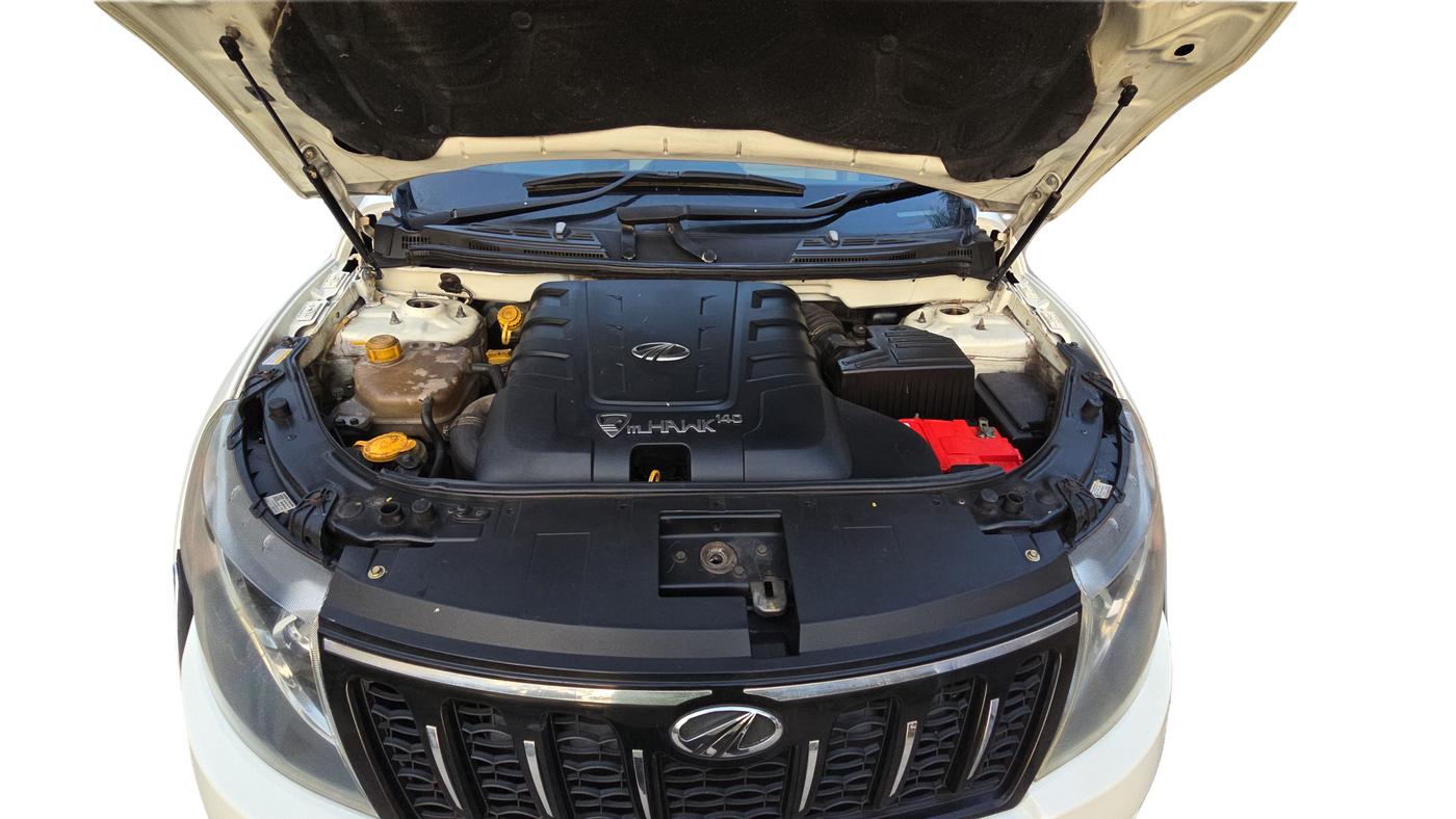 2015 Mahindra XUV500 W10, Diesel, Manual, 97,253 km, Open Bonnet