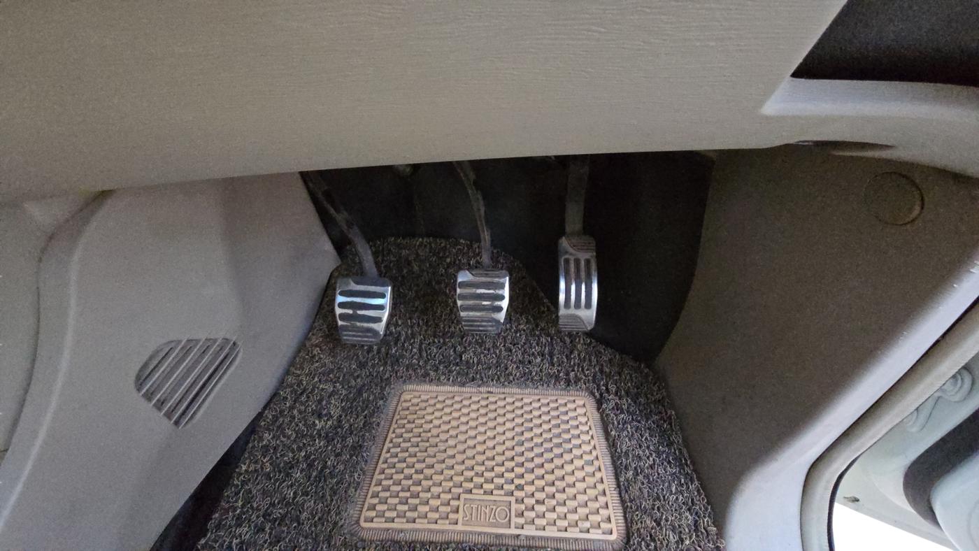 2015 Mahindra XUV500 W10, Diesel, Manual, 97,253 km, Pedals