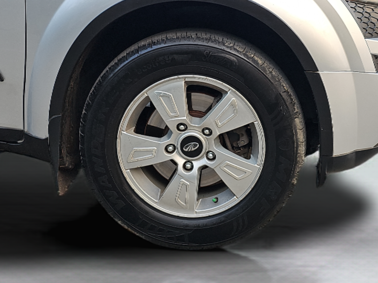 2012 Mahindra XUV500 W8, Diesel, Manual, 1,02,136 km, Right Front Wheel