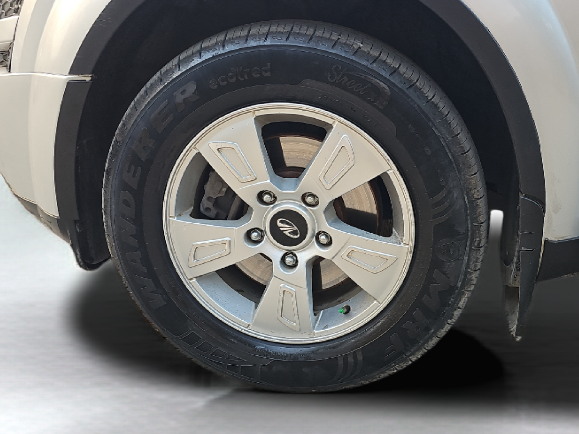 2012 Mahindra XUV500 W8, Diesel, Manual, 1,02,136 km, Left Front Wheel