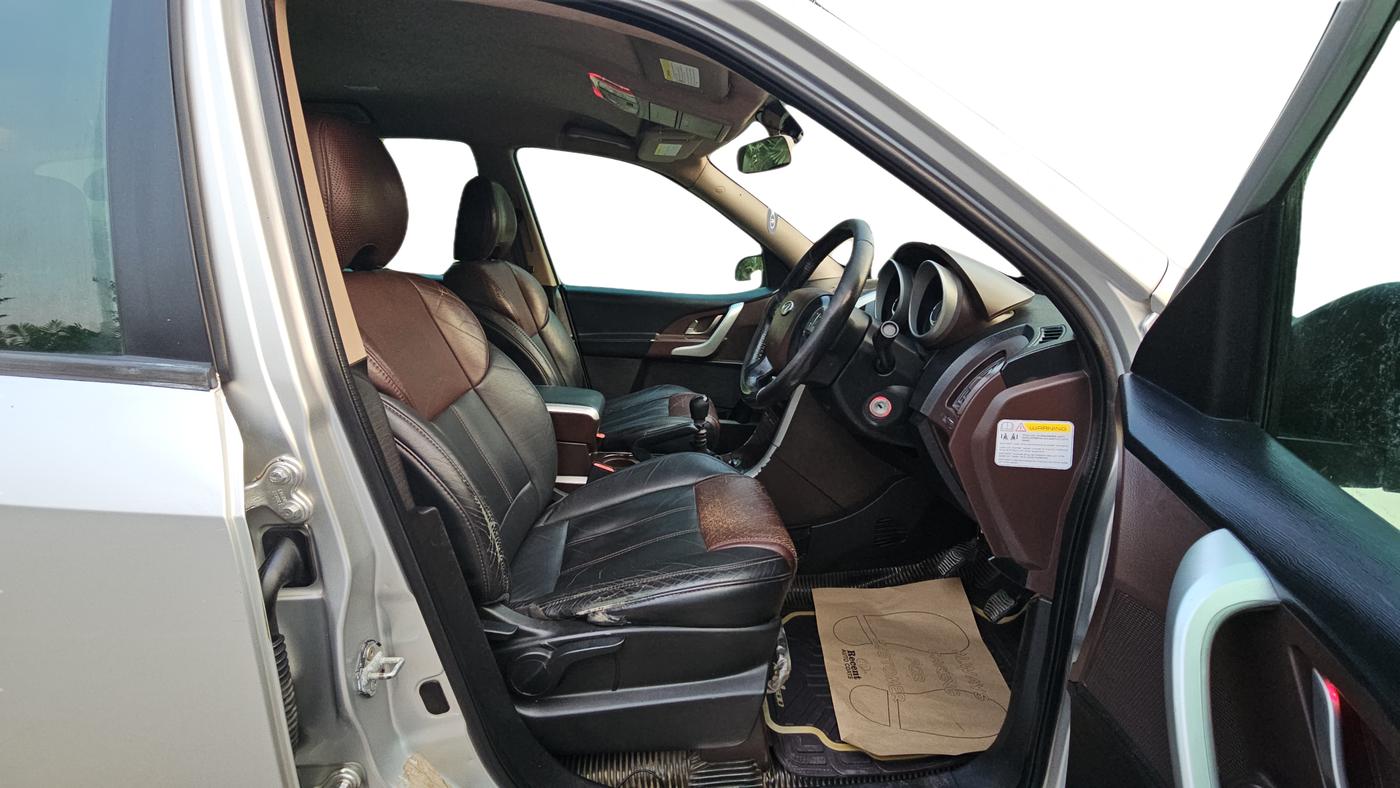 2012 Mahindra XUV500 W8, Diesel, Manual, 1,02,136 km, Right Side Front Door Cabin