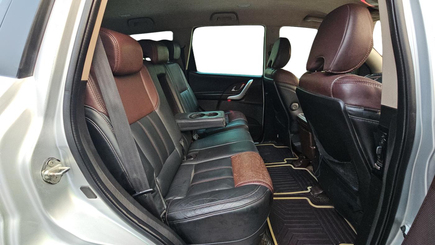 2012 Mahindra XUV500 W8, Diesel, Manual, 1,02,136 km, Right Side Rear Door Cabin
