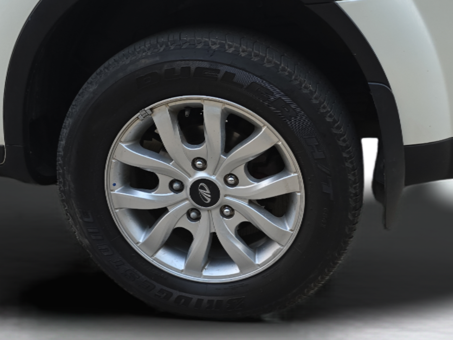 2019 Mahindra XUV500 W9, Diesel, Manual, 73,822 km, Left Front Wheel