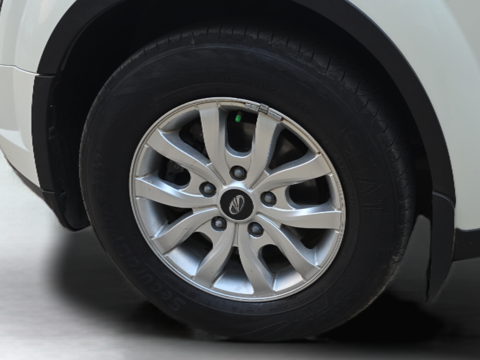 2019 Mahindra XUV500 W9, Diesel, Manual, 73,822 km, Left Rear Wheel