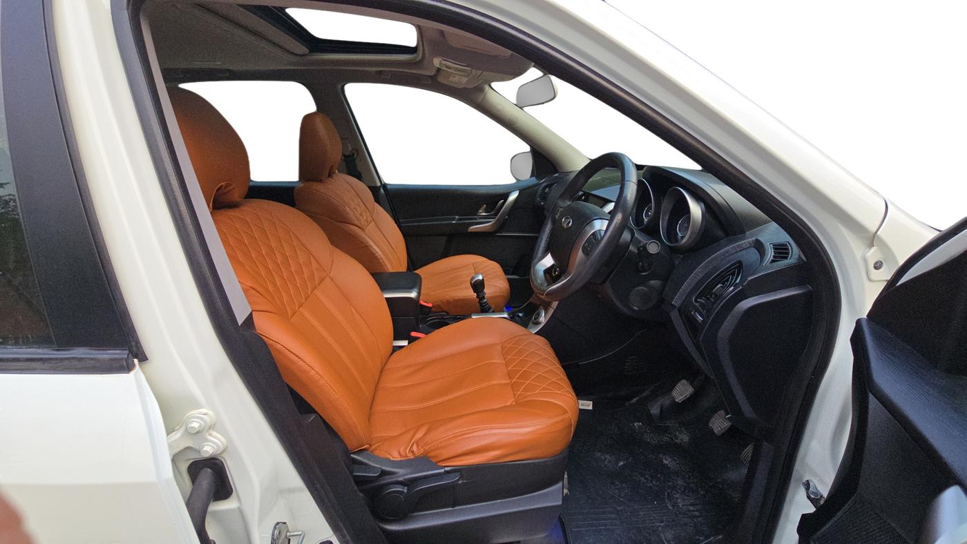 2019 Mahindra XUV500 W9, Diesel, Manual, 73,822 km, Right Side Front Door Cabin