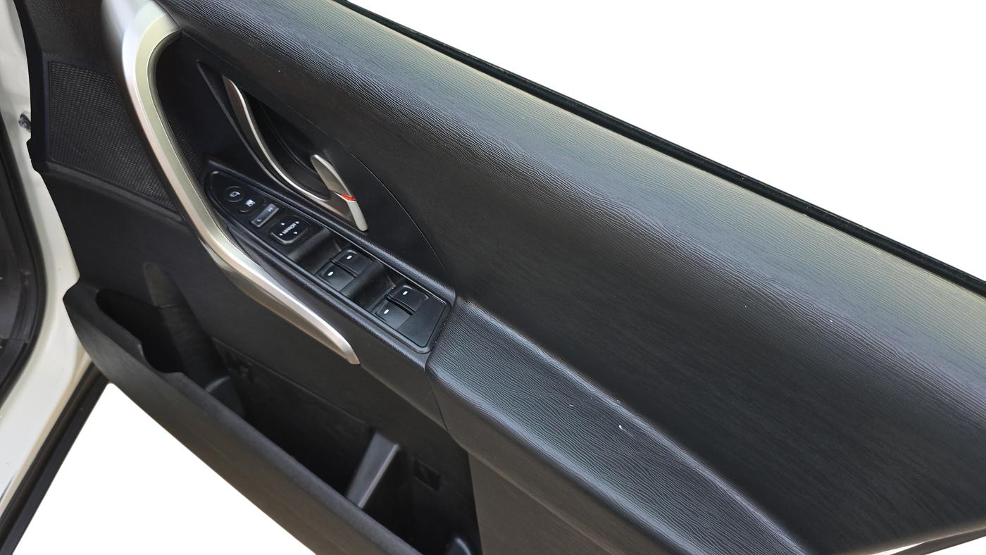 2019 Mahindra XUV500 W9, Diesel, Manual, 73,822 km, Driver Side Door Panel Controls