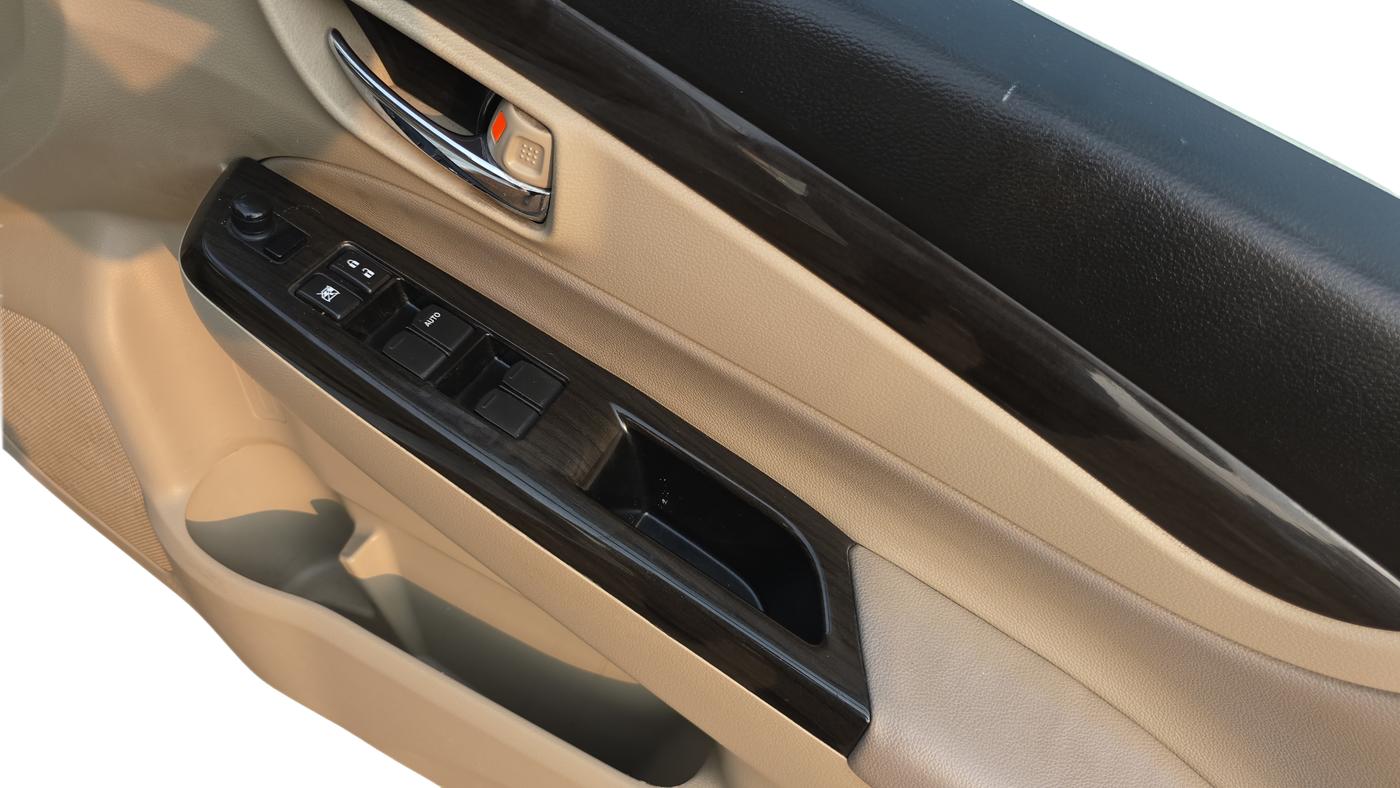 2015 Maruti Ciaz ZDI+ SHVS, Diesel, Manual, 96,224 km, Driver Side Door Panel Controls