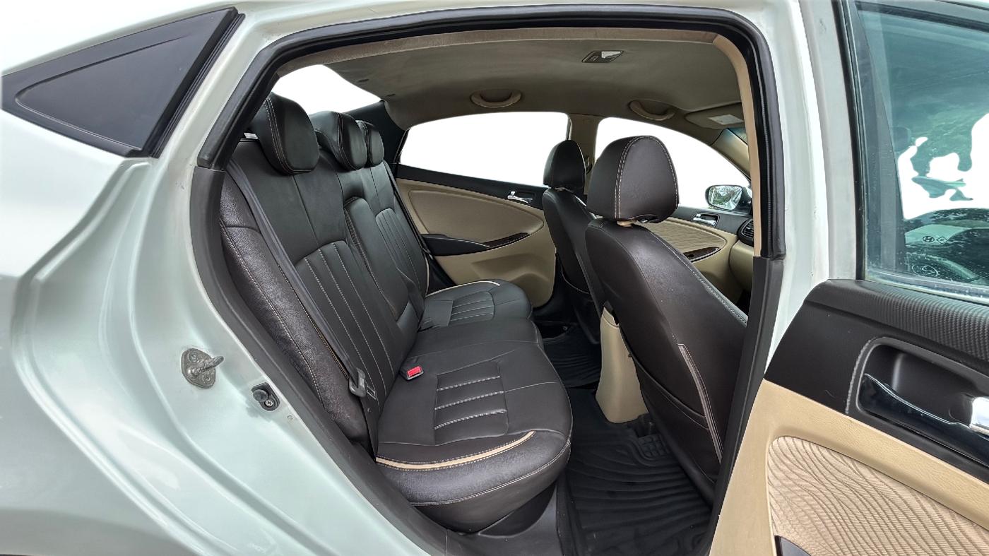 2012 Hyundai Verna FLUIDIC 1.6 CRDI SX, Diesel, Manual, 50,181 km, Right Side Rear Door Cabin