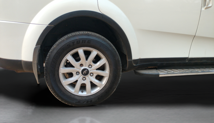 2017 Mahindra XUV500 W10 AWD AT, Diesel, Automatic, 1,03,340 km, Right Rear Wheel