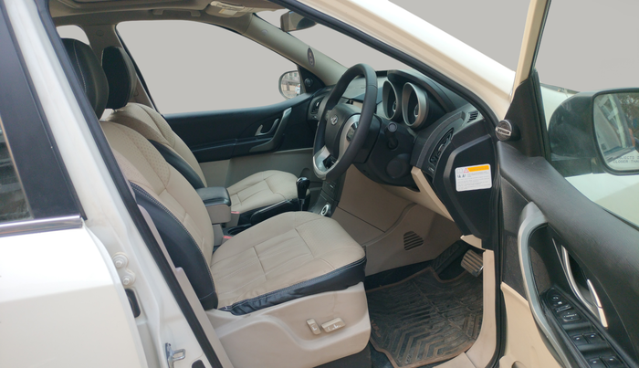 2017 Mahindra XUV500 W10 AWD AT, Diesel, Automatic, 1,03,340 km, Right Side Front Door Cabin