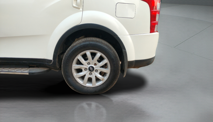 2017 Mahindra XUV500 W10 AWD AT, Diesel, Automatic, 1,03,340 km, Left Front Wheel