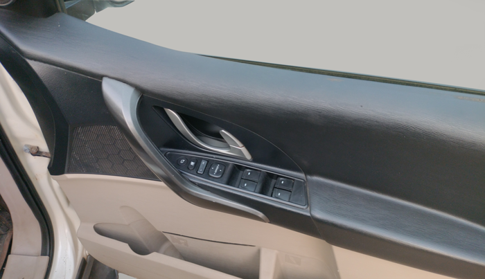 2017 Mahindra XUV500 W10 AWD AT, Diesel, Automatic, 1,03,340 km, Driver Side Door Panel Controls