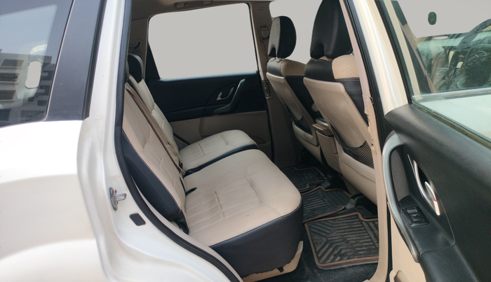 2017 Mahindra XUV500 W10 AWD AT, Diesel, Automatic, 1,03,340 km, Right Side Rear Door Cabin