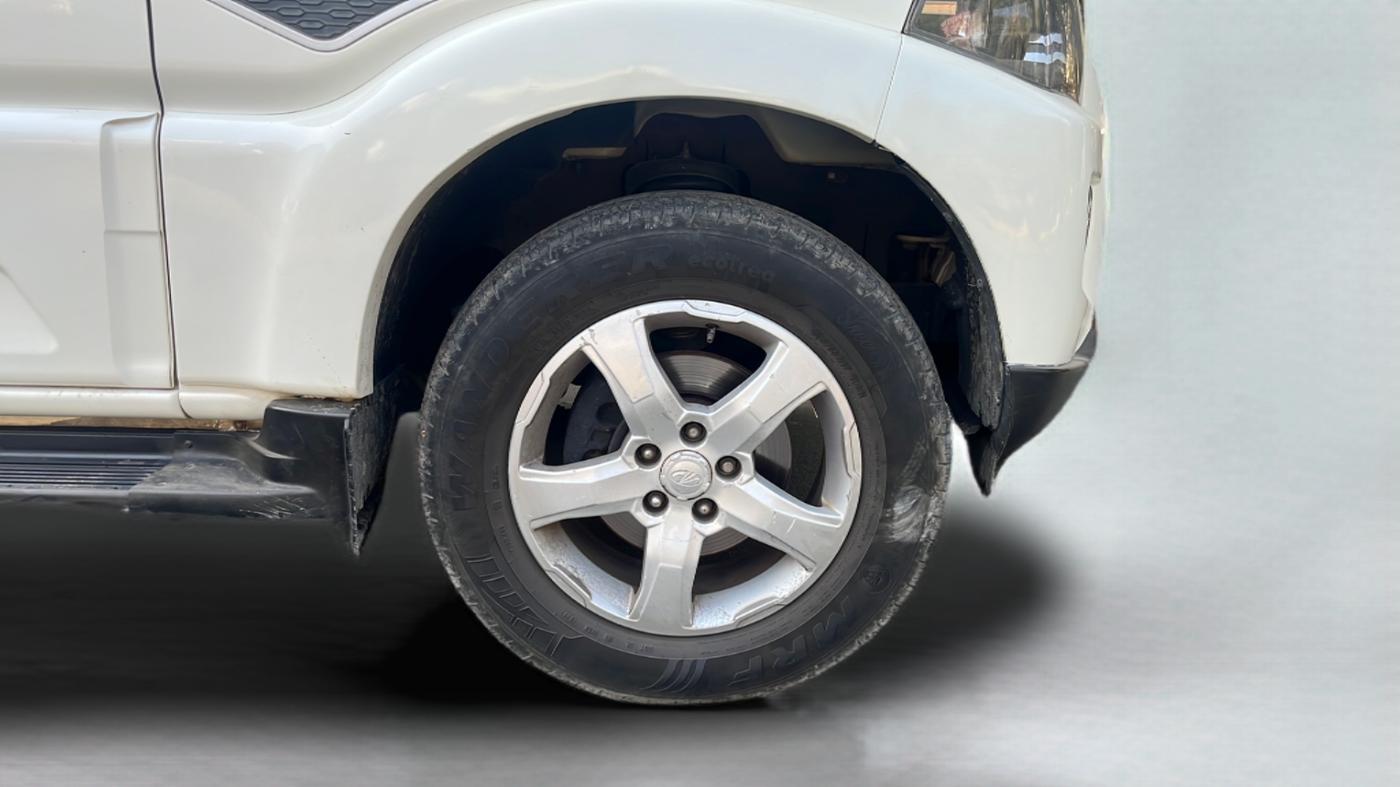 2018 Mahindra Scorpio S11 2WD, Diesel, Manual, 85,000 km, Right Front Wheel