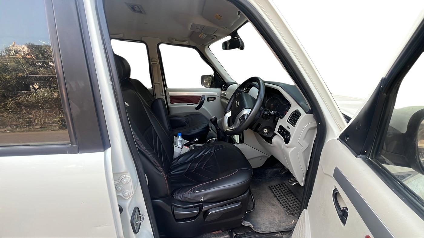 2018 Mahindra Scorpio S11 2WD, Diesel, Manual, 85,000 km, Right Side Front Door Cabin