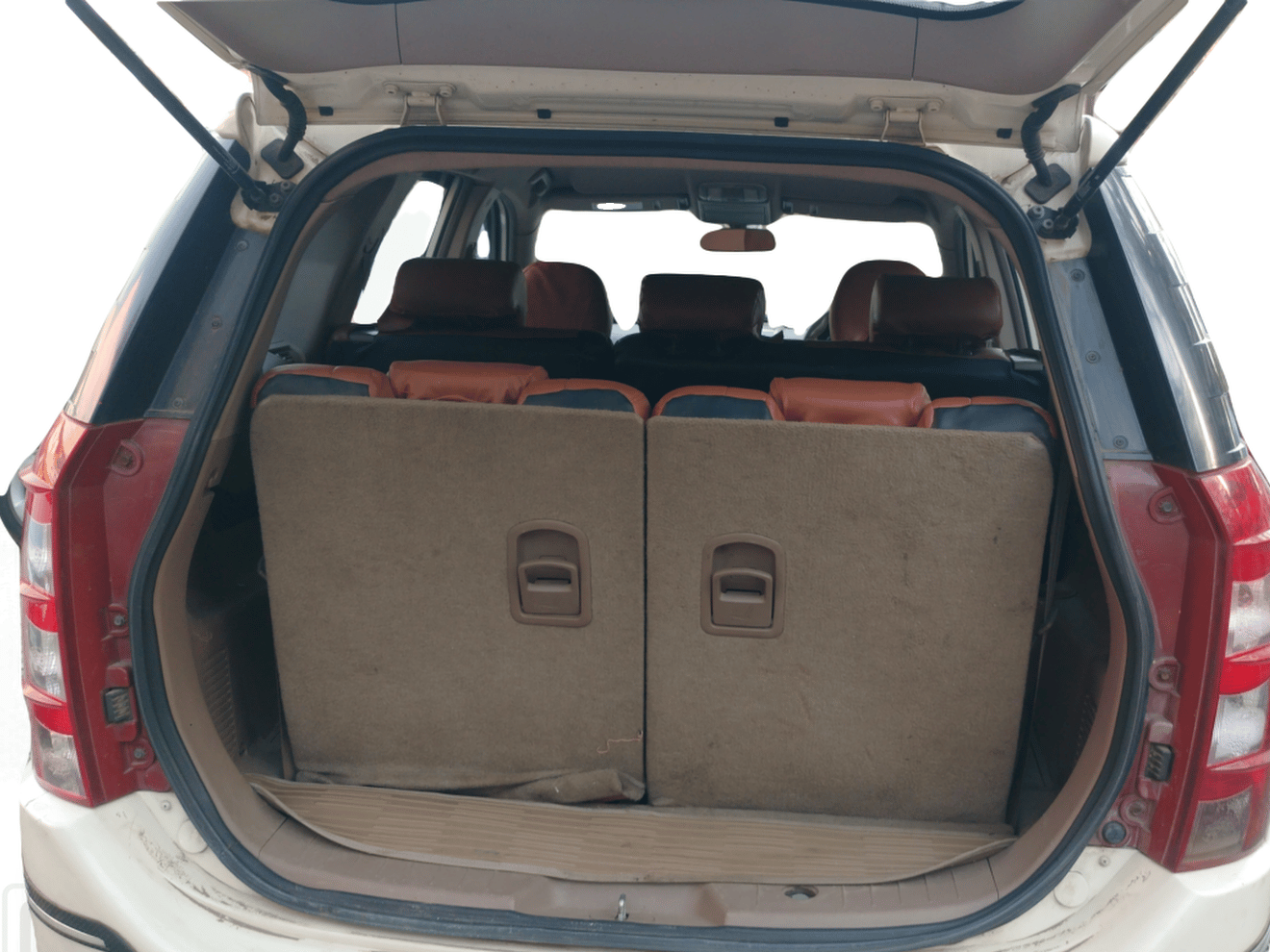 2014 Mahindra XUV500 W8, Diesel, Manual, 76,293 km, Boot Inside