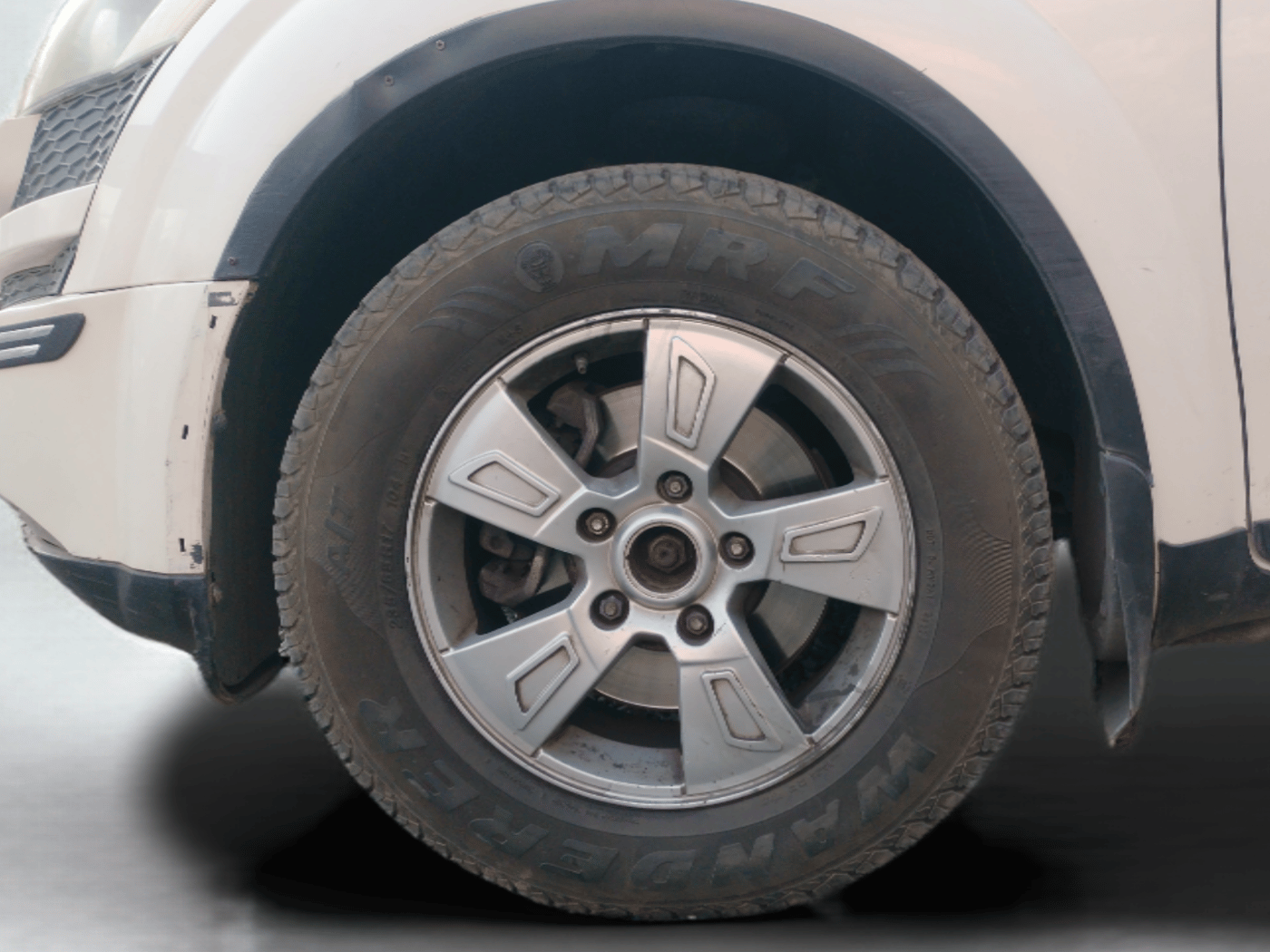 2014 Mahindra XUV500 W8, Diesel, Manual, 76,293 km, Left Front Wheel