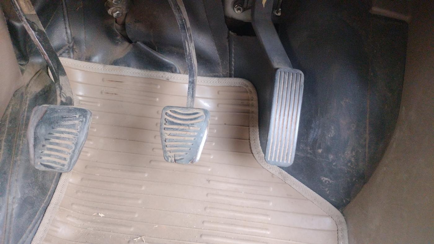 2014 Mahindra XUV500 W8, Diesel, Manual, 76,293 km, Pedals