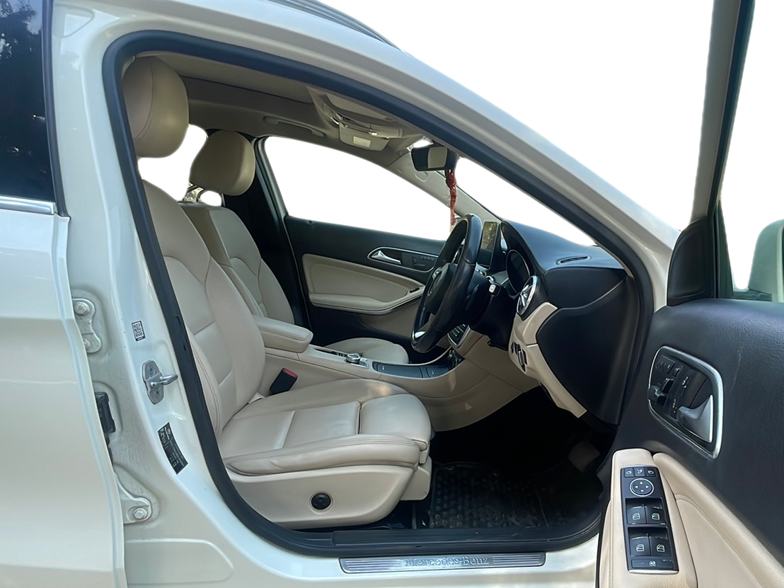2017 Mercedes Benz GLA Class 200 CDI SPORT, Diesel, Automatic, 68,224 km, Right Side Front Door Cabin