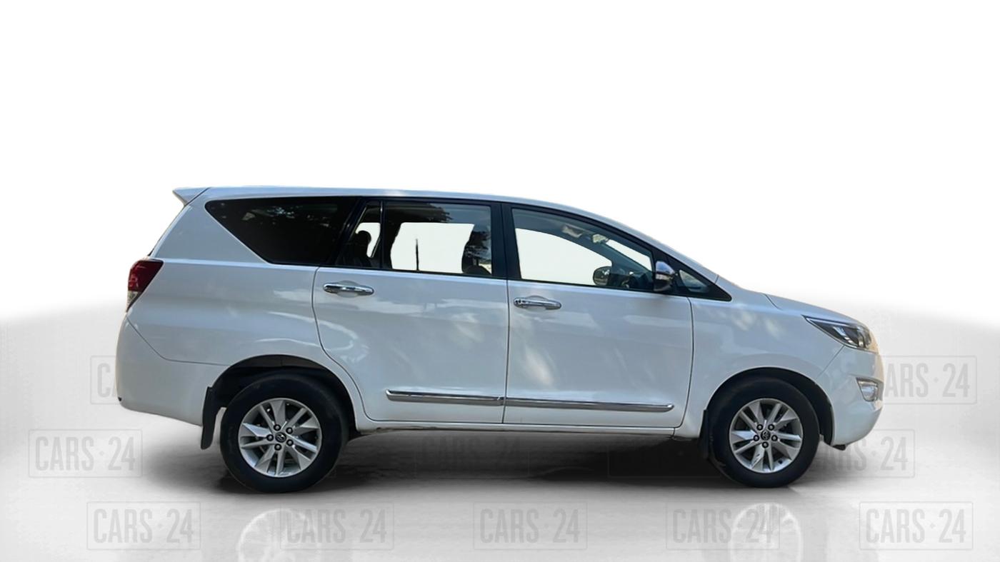 2017 Toyota Innova Crysta 2.4 G 7 STR, Diesel, Manual, 1,06,790 km, Right Side View