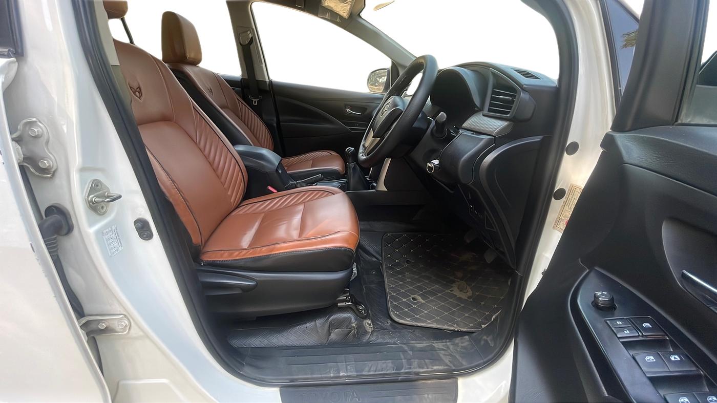 2017 Toyota Innova Crysta 2.4 G 7 STR, Diesel, Manual, 1,06,790 km, Right Side Front Door Cabin