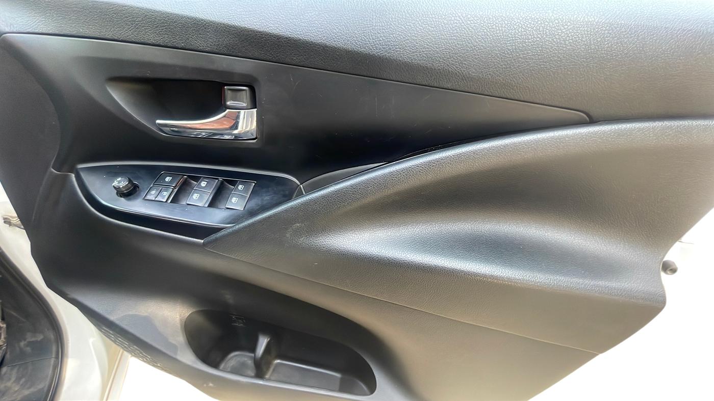2017 Toyota Innova Crysta 2.4 G 7 STR, Diesel, Manual, 1,06,790 km, Driver Side Door Panel Controls