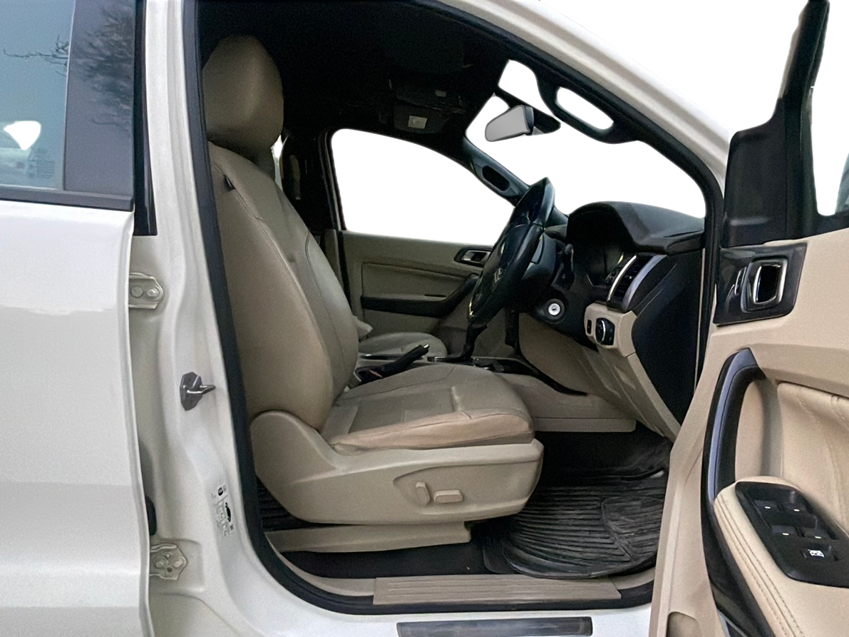 2017 Ford Endeavour TITANIUM 3.2 4X4 AT, Diesel, Automatic, 1,04,529 km, Right Side Front Door Cabin