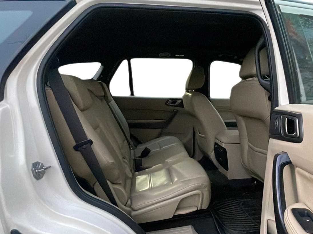 2017 Ford Endeavour TITANIUM 3.2 4X4 AT, Diesel, Automatic, 1,04,529 km, Right Side Rear Door Cabin