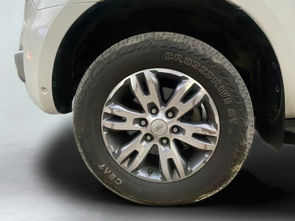 2017 Ford Endeavour TITANIUM 3.2 4X4 AT, Diesel, Automatic, 1,04,529 km, Left Front Wheel