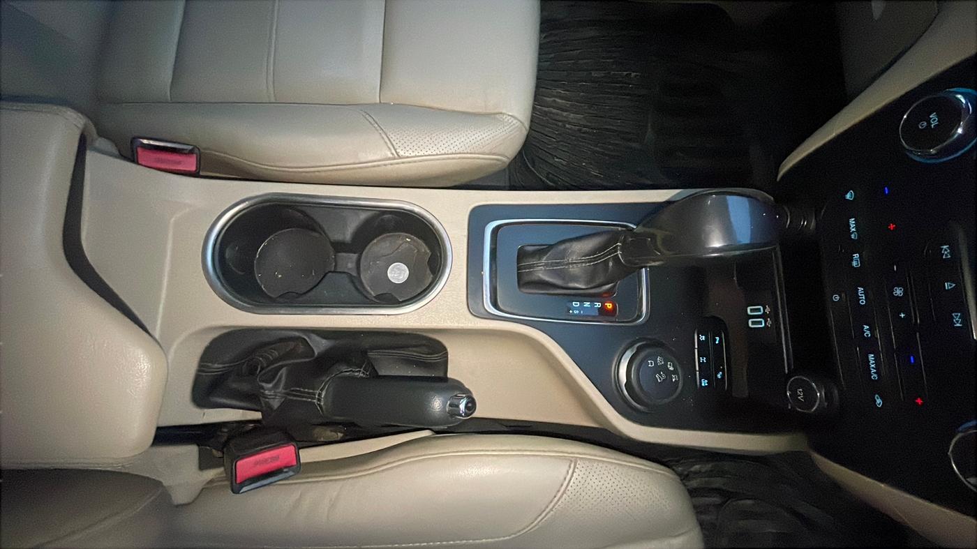 2017 Ford Endeavour TITANIUM 3.2 4X4 AT, Diesel, Automatic, 1,04,529 km, Gear Lever