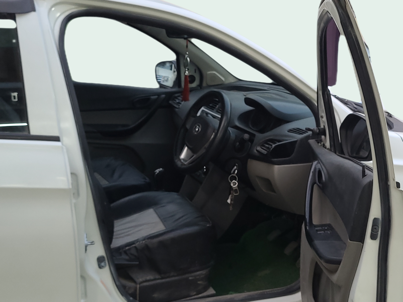 2017 Tata Tiago XT PETROL, Petrol, Manual, 72,000 km, Right Side Front Door Cabin