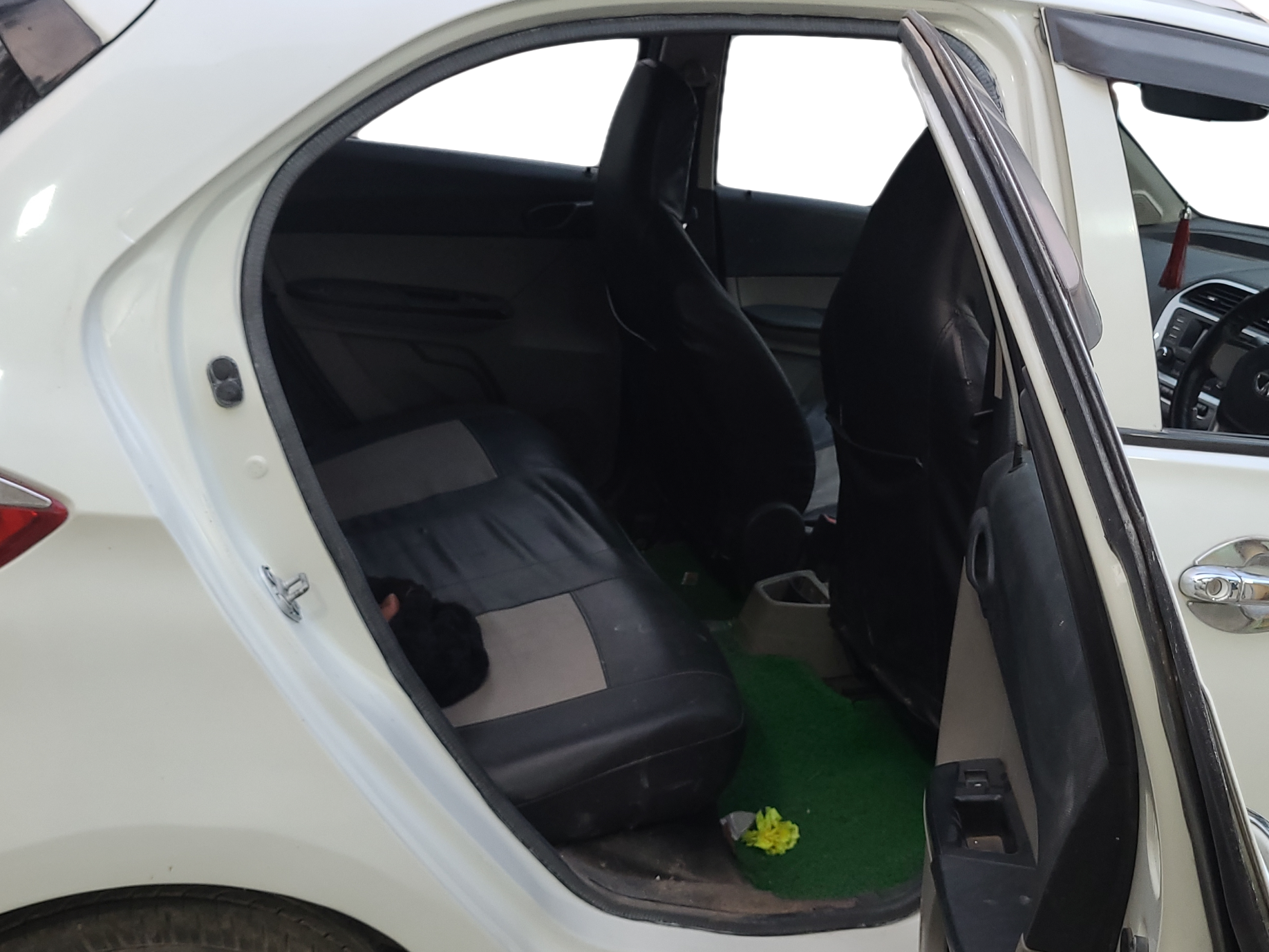 2017 Tata Tiago XT PETROL, Petrol, Manual, 72,000 km, Right Side Rear Door Cabin