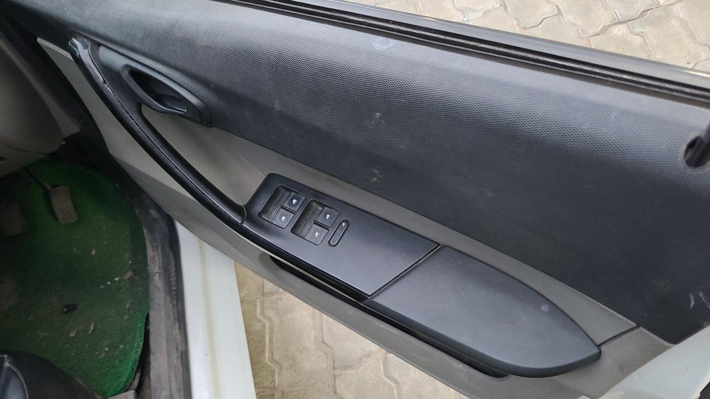 2017 Tata Tiago XT PETROL, Petrol, Manual, 72,000 km, Driver Side Door Panel Controls