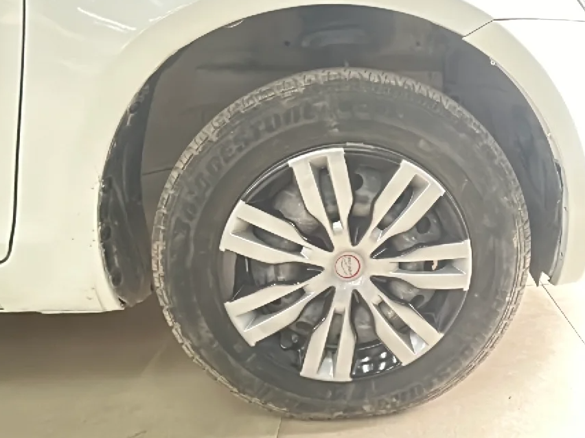 2013 Maruti Swift VXI, Petrol, Manual, 52,885 km, Right Front Wheel