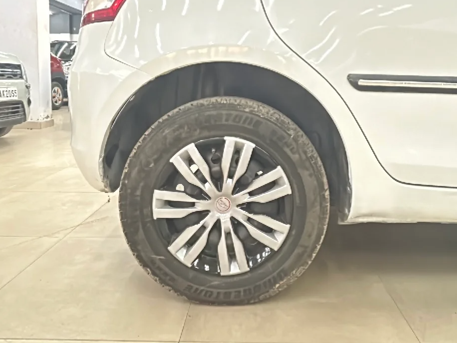 2013 Maruti Swift VXI, Petrol, Manual, 52,885 km, Right Rear Wheel