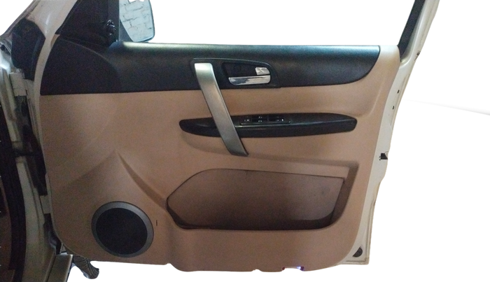 2013 Tata Safari Storme 2.2 LX 4X2, Diesel, Manual, 87,127 km, Driver Side Door Panel Controls